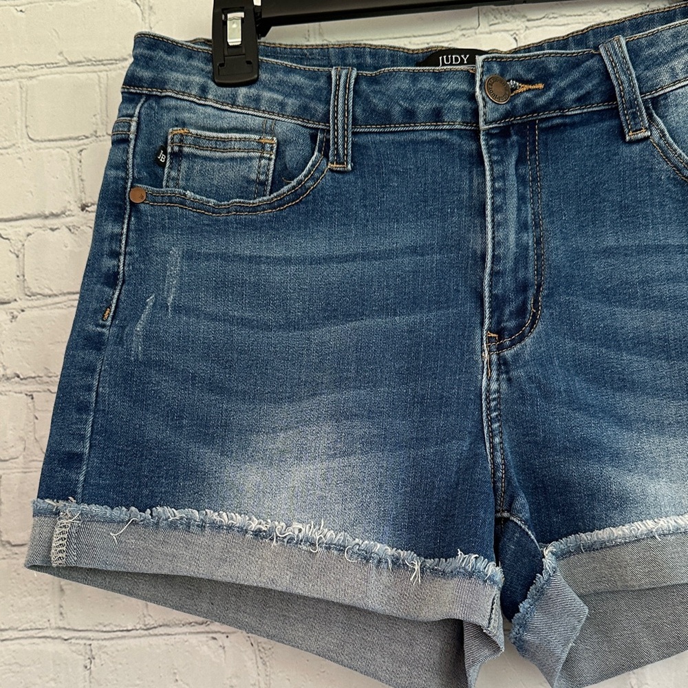 Judy Blue Medium Blue Slightly Distressed Rolled Fray Hem Jean Shorts size 10 - Picture 4 of 9
